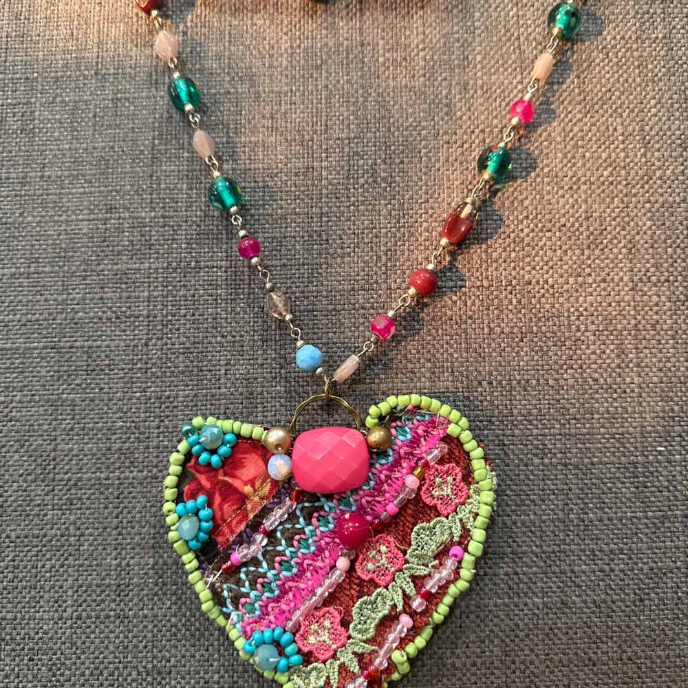 Handmade heart necklace on vintage glass chain - Picture 5 of 9